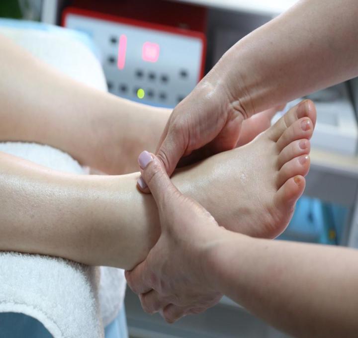 feet-ga8abdf3f7_1920_0.jpg