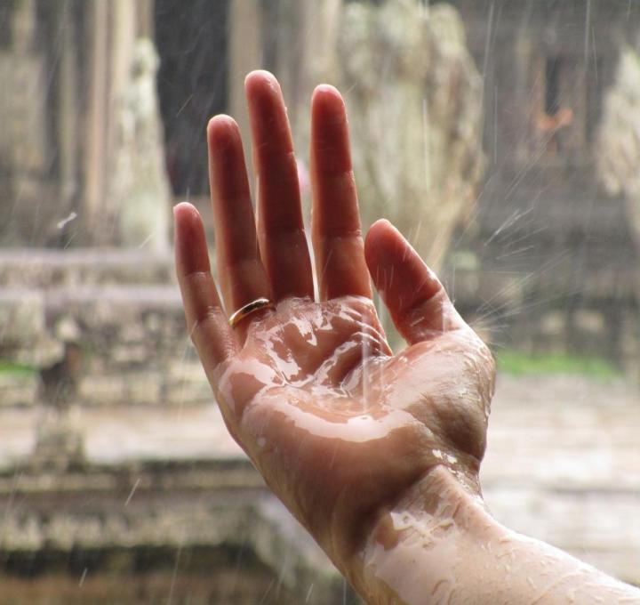 hand-g53b8a91ed_1280_0.jpg