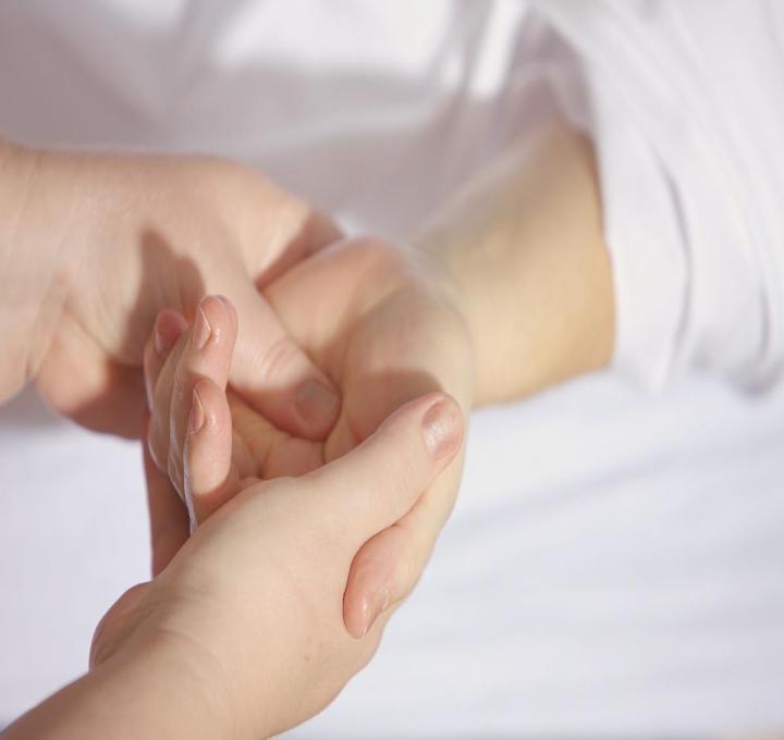 hands-1327811_1920_0.jpg