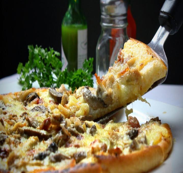 pizza-gcd25ddb67_1920_0.jpg