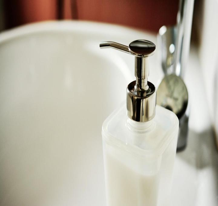 soap-dispenser-2337697_1920_0.jpg