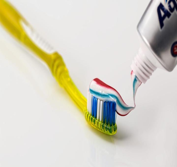 toothbrush-g36026bd55_1920_0.jpg